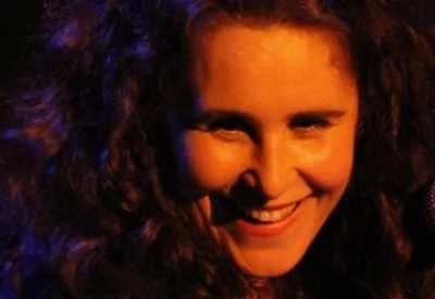 Женщины в зале музыки