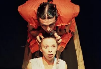 Женщина в песках